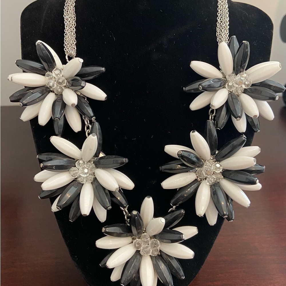 Exploding flower necklace - Picture 5 of 5
